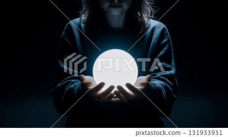 一個人拿著發光球的神秘而奇幻的視覺效果 131933931