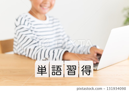 字彙學習區塊和小學男孩 131934098
