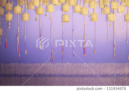 裝飾吊燈、淡紫色竹工藝品和日本紡織品 裝飾吊燈、淡紫色竹工藝品和日本紡織品 131934878