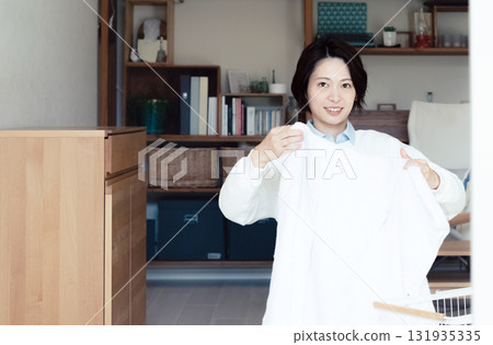 一位女士正在折疊衣物 一位女士正在折疊衣物 131935335