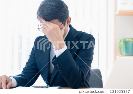 擔心的中年商人 131935527