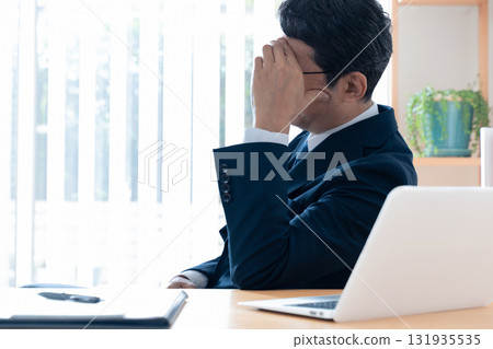 擔心的中年商人 131935535