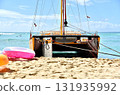 遊艇漂浮在海灘上 131935992