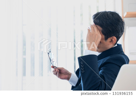 擔心的中年商人 131936155