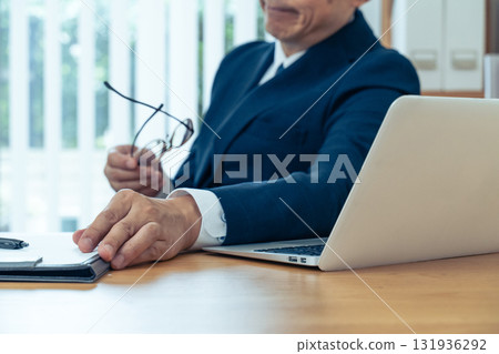 中年商人伸手拿文件 131936292