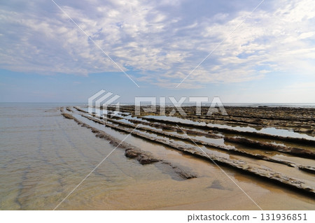青島海岸,多雲的天空 青島海岸,多雲的天空 131936851