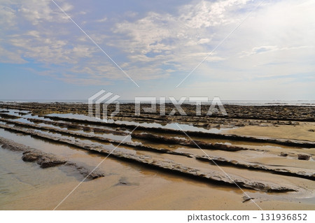 青島海岸,多雲的天空 青島海岸,多雲的天空 131936852