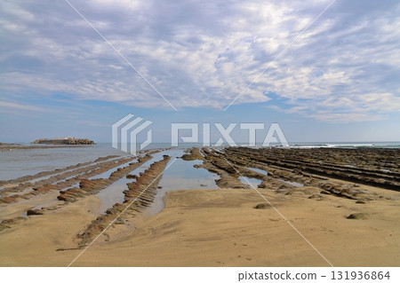青島海岸,多雲的天空 青島海岸,多雲的天空 131936864