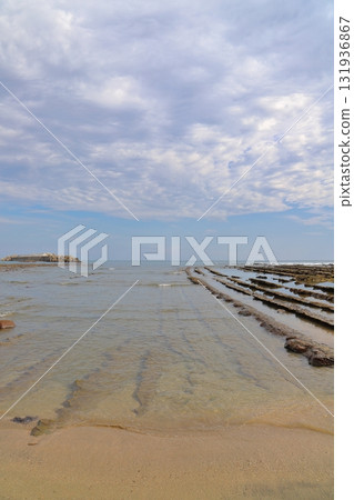 青島海岸,多雲的天空 青島海岸,多雲的天空 131936867