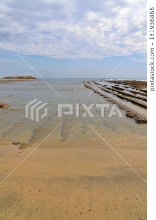 青島海岸,多雲的天空 青島海岸,多雲的天空 131936868