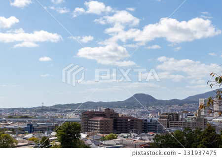 從兵庫縣寶塚市眺望的鎧甲山及其周邊城鎮景觀 從兵庫縣寶塚市眺望的鎧甲山及其周邊城鎮景觀 131937475