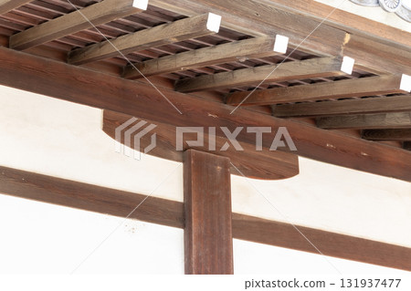 船形彎頭支撐著日本木造建築的屋簷梁 船形彎頭支撐著日本木造建築的屋簷梁 131937477