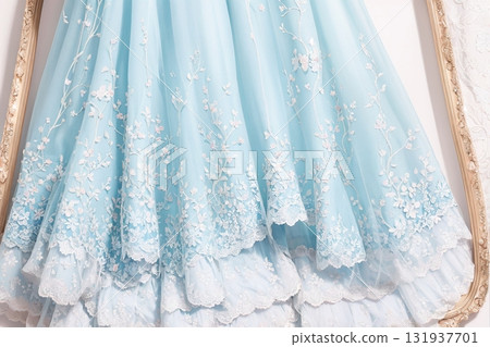 優雅的婚紗背景材料，配有淺藍色禮服和花卉刺繡花邊 131937701