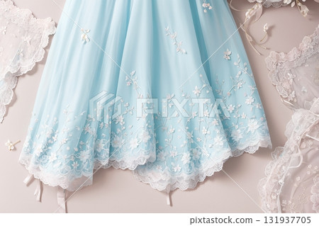 淺藍色花卉刺繡連身裙，配上蕾絲緞帶 131937705