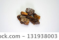 多顆琥珀石：由古代樹脂製成的天然寶石 131938003