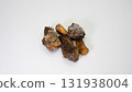 多顆琥珀石：由古代樹脂製成的天然寶石 131938004