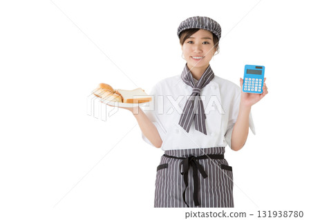 一位身穿廚師服的女士手拿一片麵包（剪切） 131938780