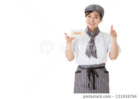 一位身穿廚師服的女士手裡拿著一塊脆餅 一位身穿廚師服的女士手裡拿著一塊脆餅 131938784