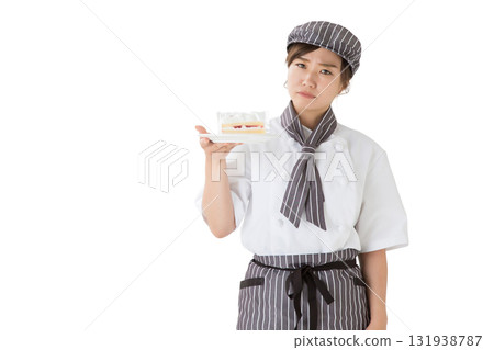 一位身穿廚師服的女士手裡拿著一塊脆餅 一位身穿廚師服的女士手裡拿著一塊脆餅 131938787