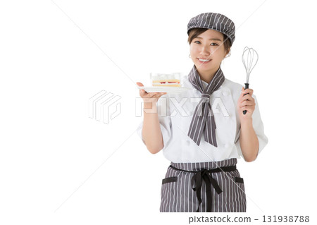 一位身穿廚師服的女士手裡拿著一塊脆餅 一位身穿廚師服的女士手裡拿著一塊脆餅 131938788