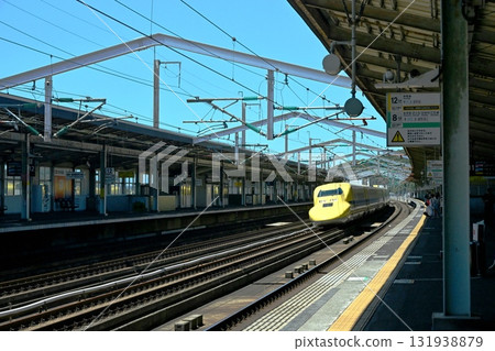 Doctor yellow 131938879