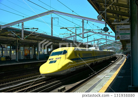 Doctor yellow 131938880