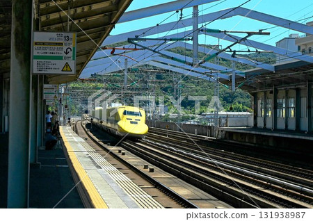 Doctor yellow 131938987