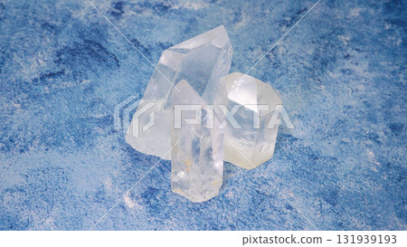 Crystal clear quartz crystals - transparent ores shining in a blue world - Crystal clear quartz crystals - transparent ores shining in a blue world - 131939193