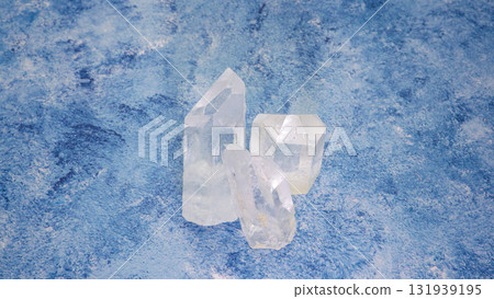 Crystal clear quartz crystals - transparent ores shining in a blue world - Crystal clear quartz crystals - transparent ores shining in a blue world - 131939195