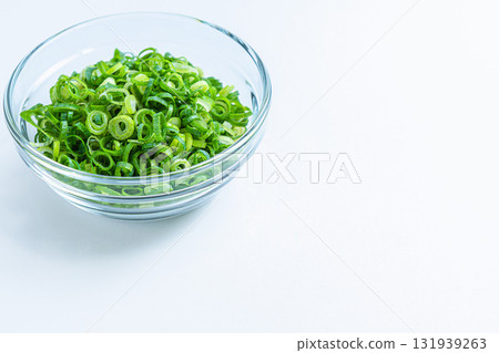 切碎的蔥白色背景 131939263