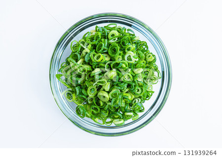 切碎的蔥白色背景 131939264