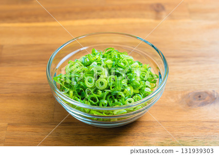 Chopped green onion wood grain background Chopped green onion wood grain background 131939303
