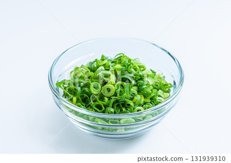 切碎的蔥白色背景 131939310