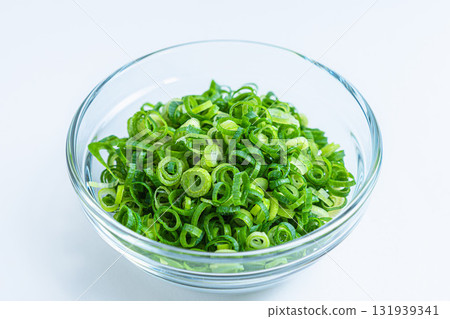 切碎的蔥白色背景 131939341