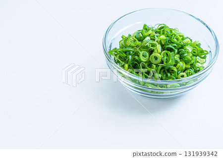 切碎的蔥白色背景 131939342