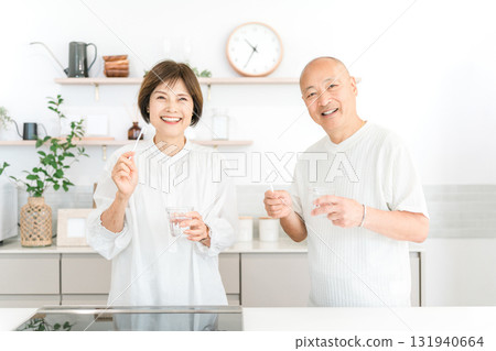 老年夫婦在廚房刷牙（牙齒護理、口臭護理） 131940664
