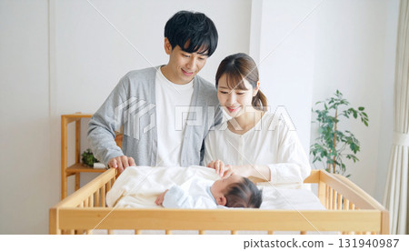 一對夫婦照顧他們的孩子（人工智慧生成的圖像） 131940987