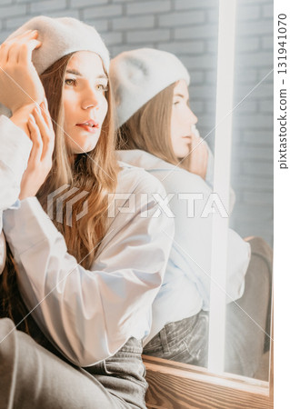 Woman Beret Mirror Fashion Lifestyle Woman Beret Mirror Fashion Lifestyle 131941070