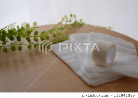 醫用紗布和膠帶 131941089