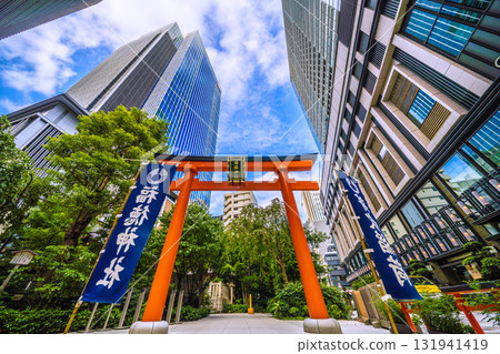 日本東京城市景觀，可欣賞福德神社和日本橋室町建築物之間的山谷中的其他神社的景色 131941419