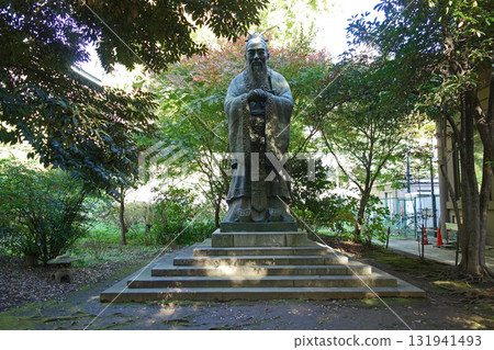 Confucius statue at Yushima Seido (Bunkyo Ward, Tokyo) 131941493