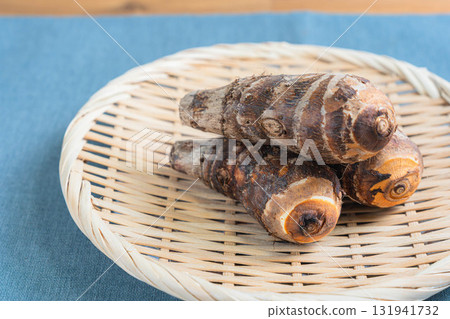 Shrimp potato served in a bamboo basket 131941732