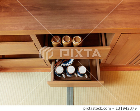 旅遊酒店裡的日式家具和茶具 旅遊酒店裡的日式家具和茶具 131942379