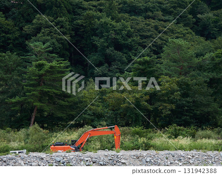 夏季山林風光和河上作業的重型機械 131942388