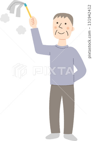 老人用撣子打掃衛生 131942412