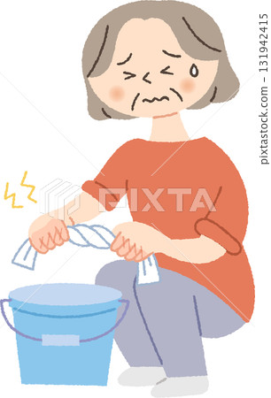 一位老婦人擰乾抹布，雙手變得粗糙 131942415