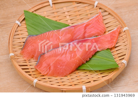 未加熱/未煮熟的秋鮭魚、秋酒、生鮭魚、生夾克鮭魚和北海道鮭魚片(用於加熱)。 未加熱/未煮熟的秋鮭魚、秋酒、生鮭魚、生夾克鮭魚和北海道鮭魚片(用於加熱)。 131943969