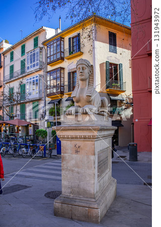 Born Street 131943972