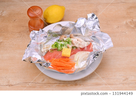 Unheated/uncooked, image of salmon baked in foil before cooking, autumn salmon, raw salmon, raw jacket salmon, fillet of salmon from Hokkaido. 131944149