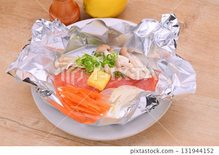 Unheated/uncooked, image of salmon baked in foil before cooking, autumn salmon, raw salmon, raw jacket salmon, fillet of salmon from Hokkaido. Unheated/uncooked, image of salmon baked in foil before cooking, autumn salmon, raw salmon, raw jacket salmon, fillet of salmon from Hokkaido. 131944152